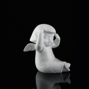 figurka porcelanowa anioł poprawiający włosy kaiser Curios