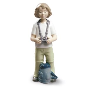 porcelanowa figurka chłopiec z lornetką i plecakiem Nao