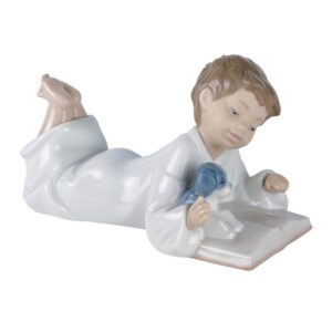 porcelanowa figurka chłopiec z książką i pieskiem Nao