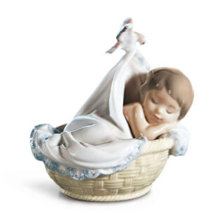 figurka porcelanowa nowonarodzony chłopczyk w koszyczku Lladro