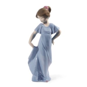 Figurka porcelanowa dziewczynka w niebieskiej sukience Nao