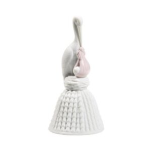 dzwonek porcelanowy bocian z dziewczynką w różowym kocyku Nao