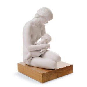 figurka porcelanowa nieszkliwiona matka karmiąca na drewnianej podstawce Lladro