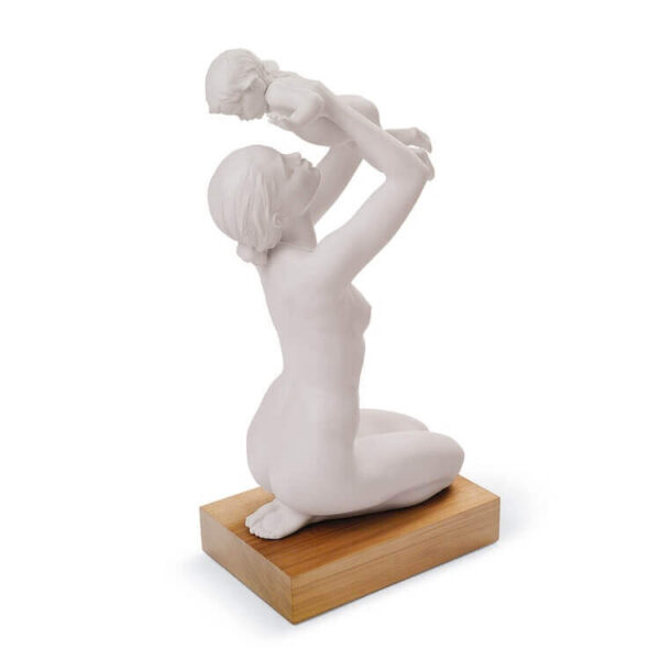 figurka porcelanowa nieszkliwiona matka bawiąca się z dzieckiem na drewnianej podstawce Lladro