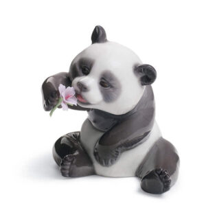 figurka porcelanowa panda z fioletowym kwiatkiem Lladro