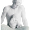 figurka porcelanowa nieszkliwiona ojciec z dzieckiem zbliżenie