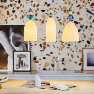 lampy porcelanowe Lladro na tle ściany ze wzorem lastryko