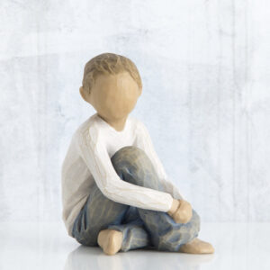 figurka ręcznie malowana willow tree siedzący chłopiec