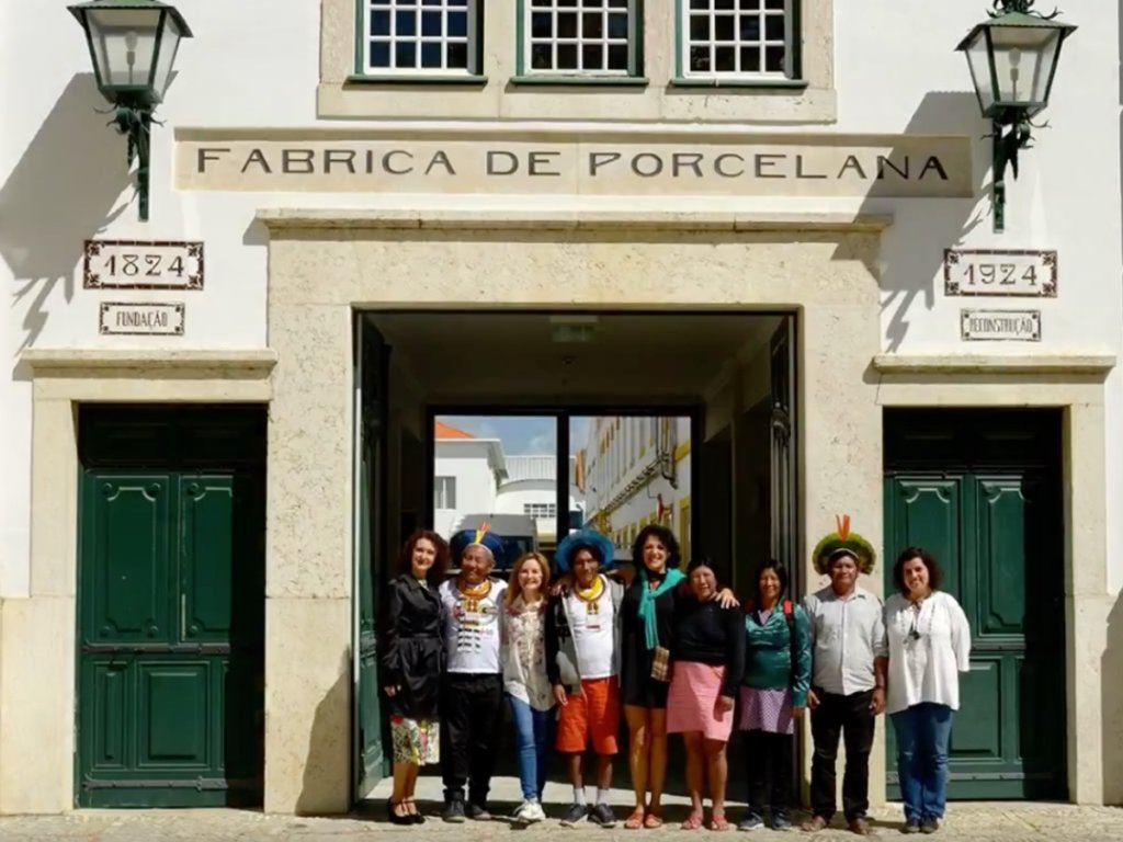 wizyta amazońskiego plemienia Kayapo w fabryce Vista Alegre w Portugali
