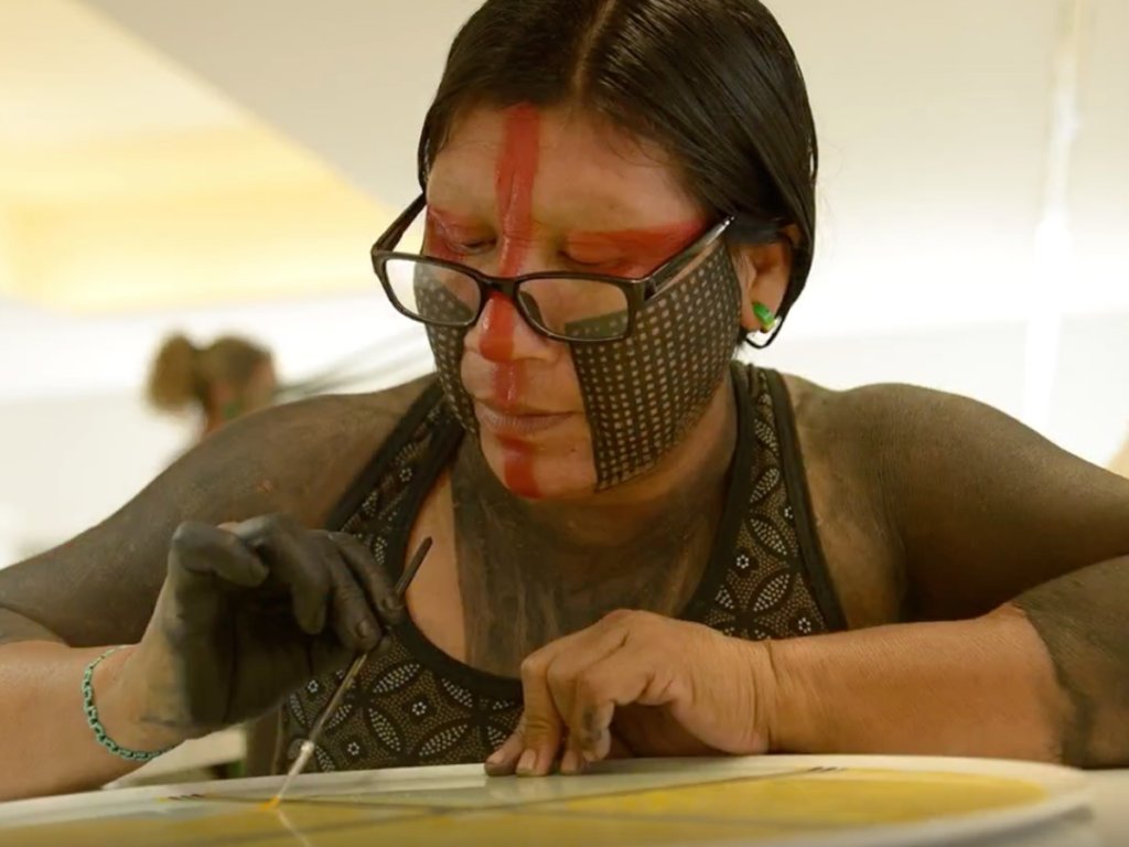wizyta amazońskiego plemienia Kayapo w fabryce Vista Alegre w Portugali