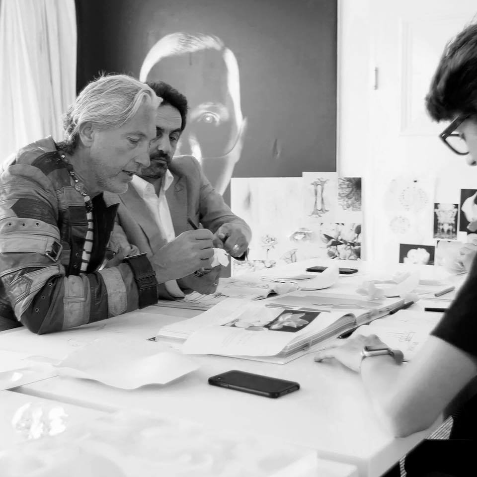 Marcel Wanders projektant przy pracy z ekspertami Lladro nad kolekcją lamp Nightbloom