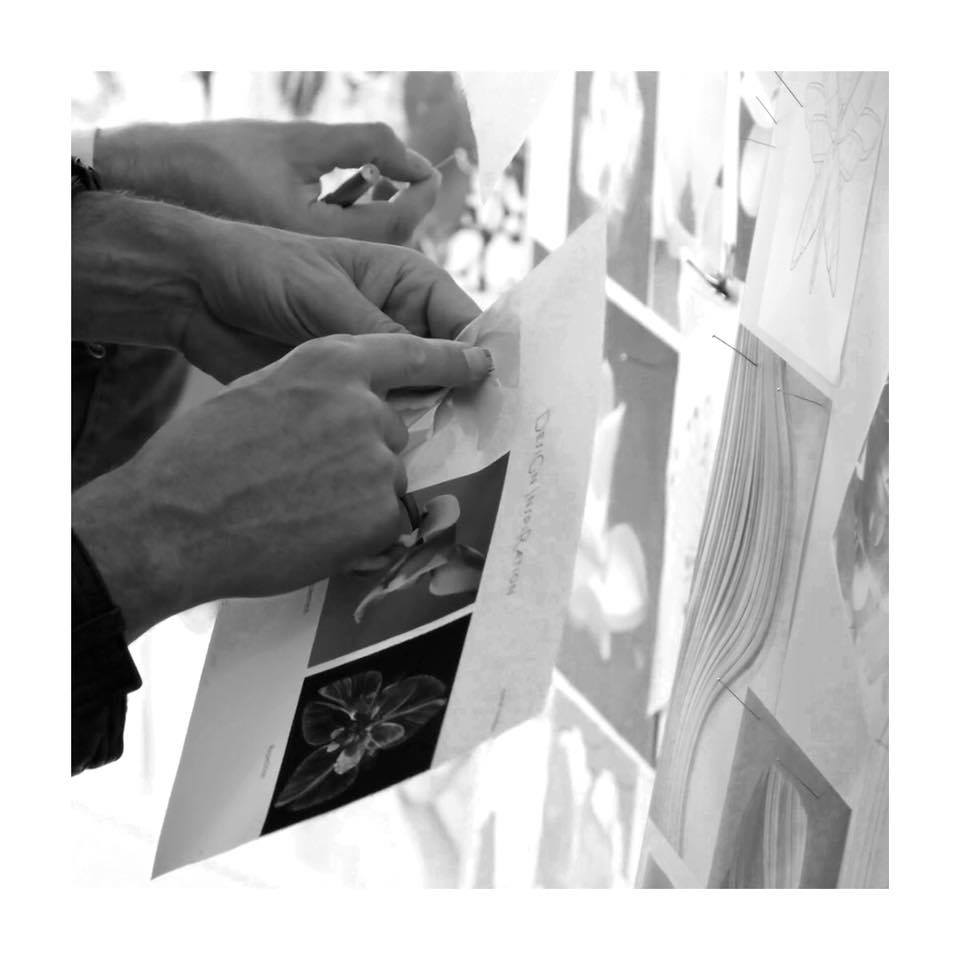 Marcel Wanders projektant przy pracy z ekspertami Lladro nad kolekcją lamp Nightbloom