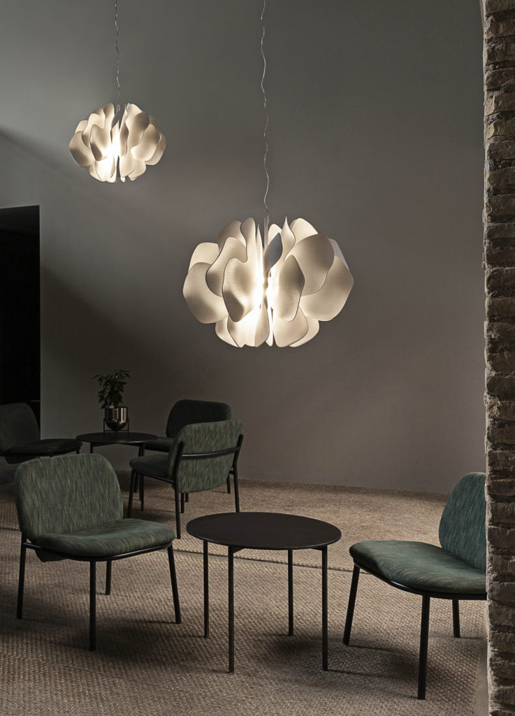 porcelanowe lampy wiszące Nightbloom Lladro zaprojektowane przez Marcela Wanders