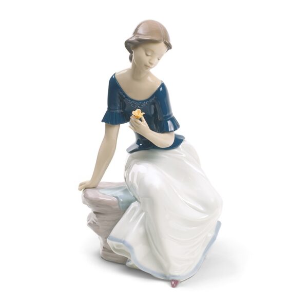 figurka porcelanowa dziewczyna siedząca na kamieniu Nao