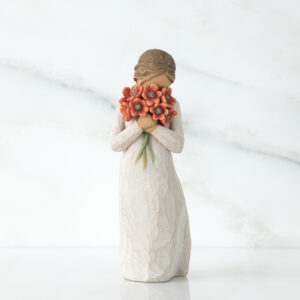 figurka ręcznie malowana willow tree dziewczynka wtulona w bukiet kwiatów
