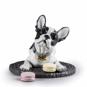 French Bulldog with Macarons figurka 24 cm Lladro z przodu