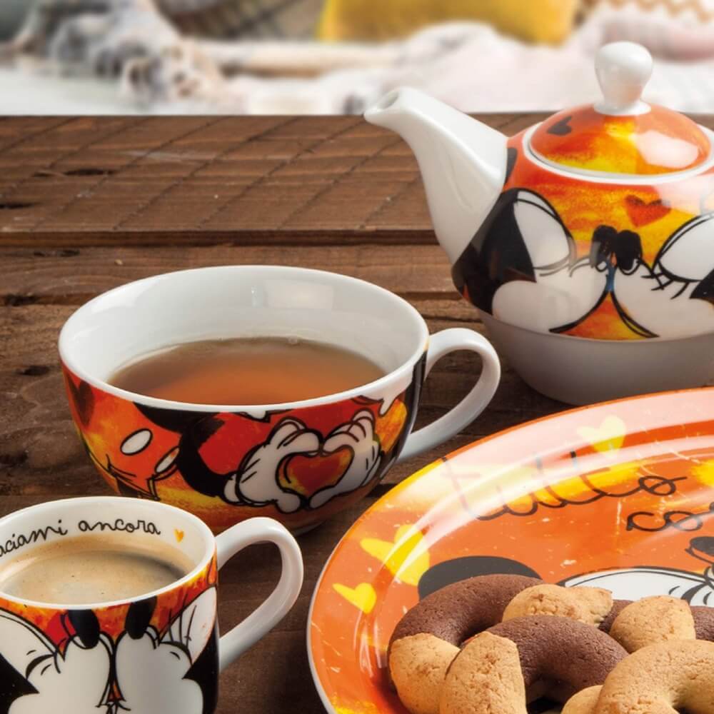 dzbanek z filiżanką czerwony Mickey i Minnie aranżacja